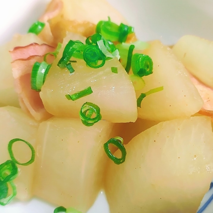 大根とベーコンと油揚げの煮物